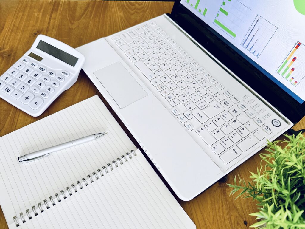 パソコンでグラフを作成中